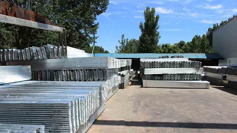 Hot-dip galvanized guardrail